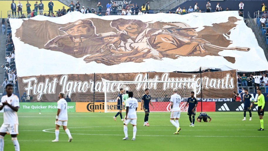 La coreografia dei tifosi dei Los Angeles Galaxy