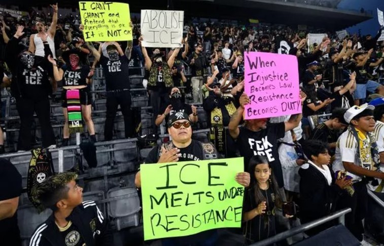 Tifosi del Los Angeles FC con cartelli e scritte contro l'ICE 