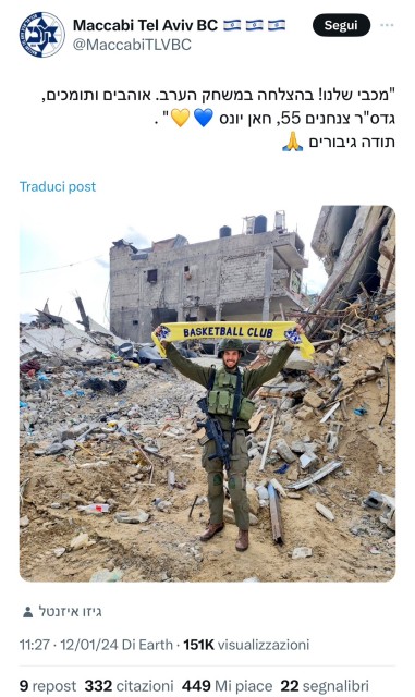 La foto postata su X da un profilo del Maccabi Tel Aviv Basket con un soldato a Khan Younis