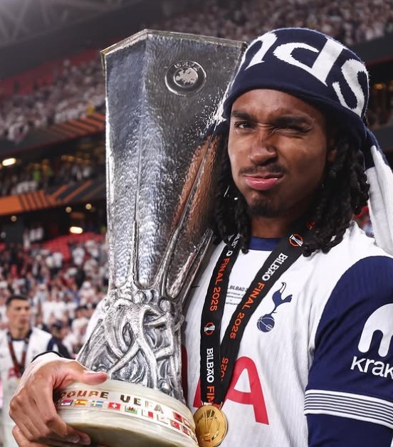 Spence con l'Europa League vinta con il Tottenham. Fonte foto: Instagram