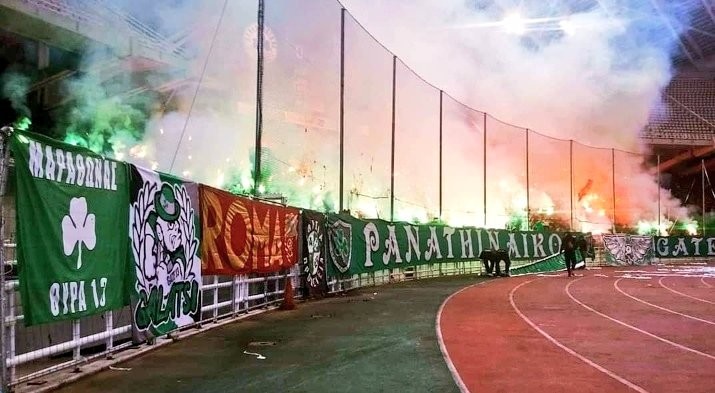 Striscione della Roma nello stadio del Panathinaikos 