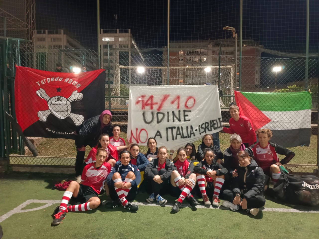 La squadra del Torpedo Roma, una delle tante realtà di calcio popolare contro la partita Italia Israele. Si ringrazia Calcio&Rivoluzione