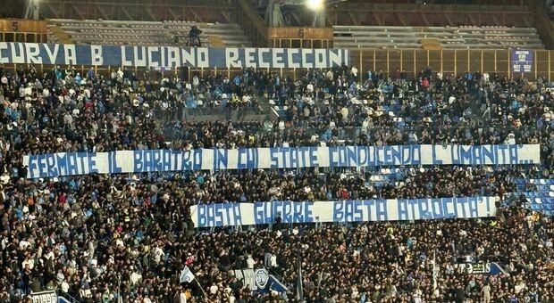 Lo striscione della Curva B Luciano Rececconi del Napoli