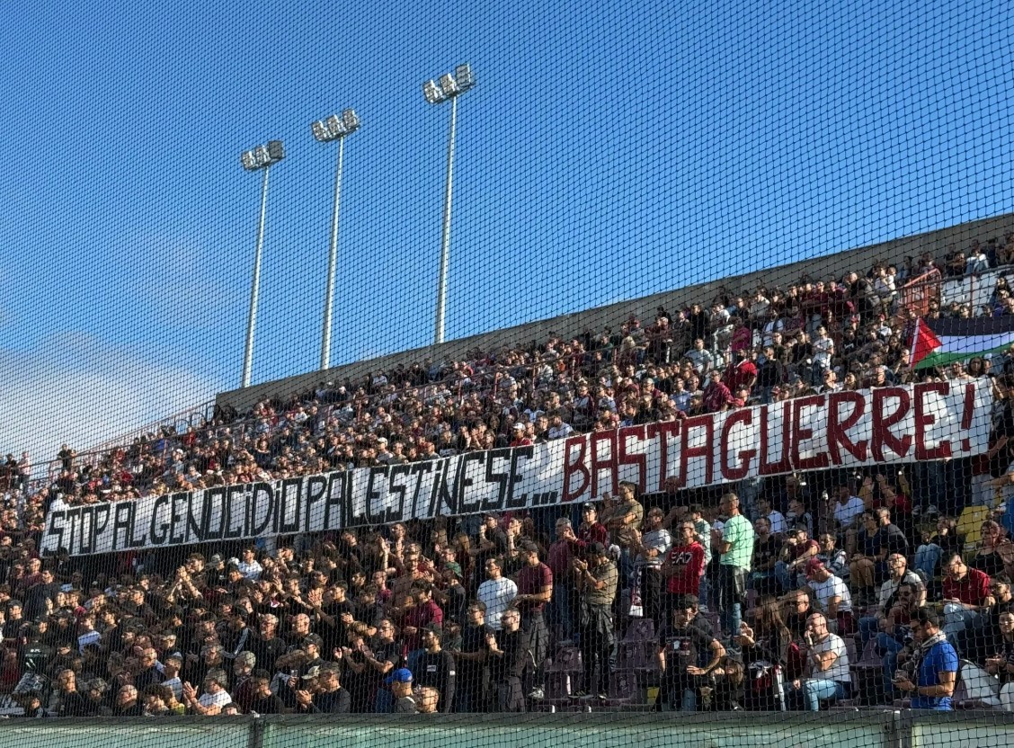 Striscione della Reggina contro il genocidio