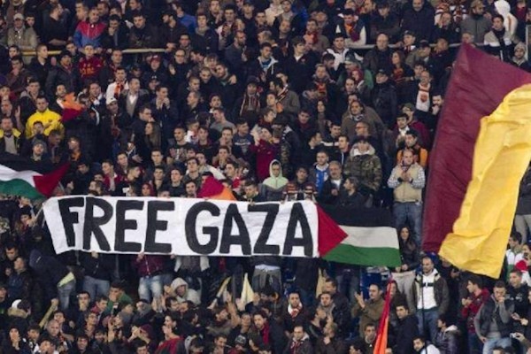 La scritta Free Gaza, nella Curva Sud della Roma