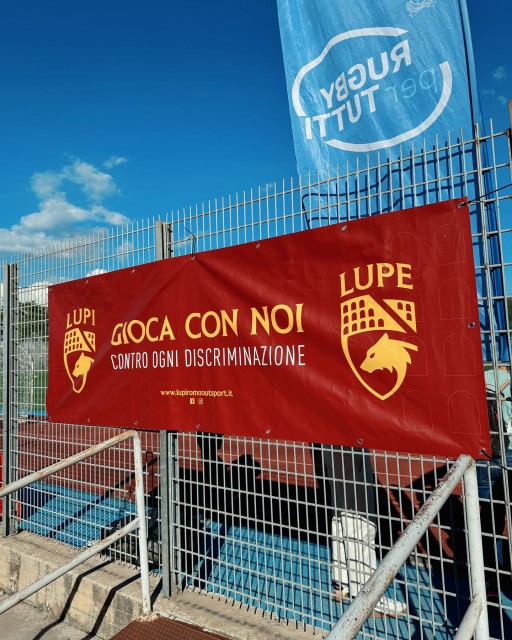 Lo striscione della Lupi Roma, la squadra che offre uno spazio sicuro per tutti gli atleti
