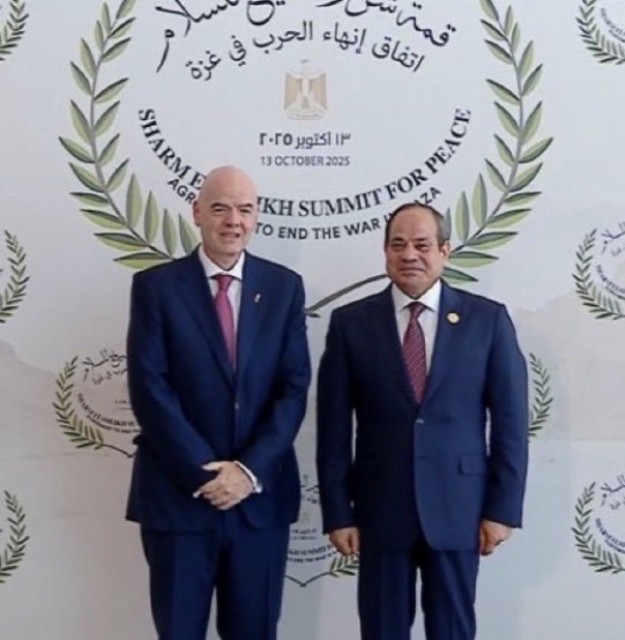 Gianni Infantino al summit per la pace a Sharm el Sheikh, nella foto insieme al presidente dell'Egitto Al Sisi