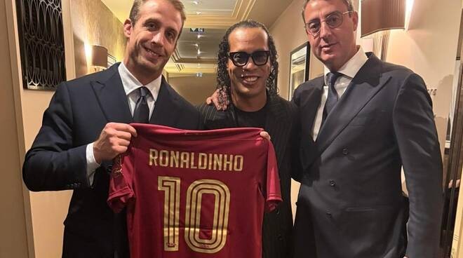 Il presidente del Ravenna Calcio, Ignazio Cipriani, insieme a Ronaldinho. Fonte foto: Ravenna Notizie