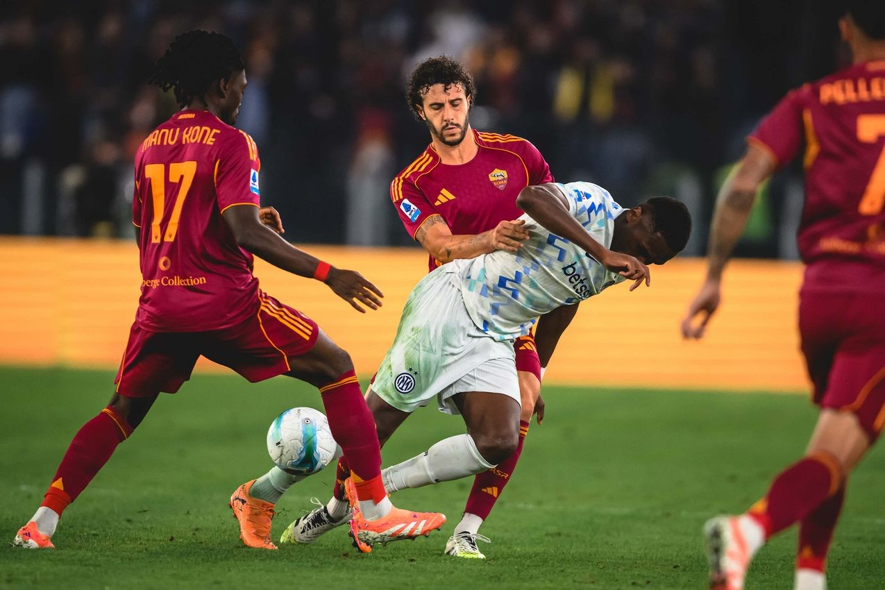 Hermoso e Kone contrastano Bonny in Roma Inter. Fonte foto: LaRoma24