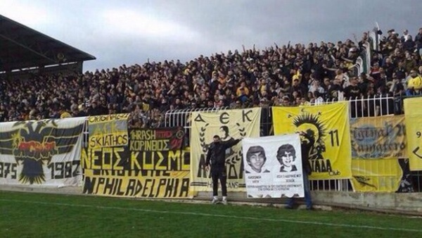 Il  volto di Alexis Grigoropoulos nella curva dell'AEK Atene