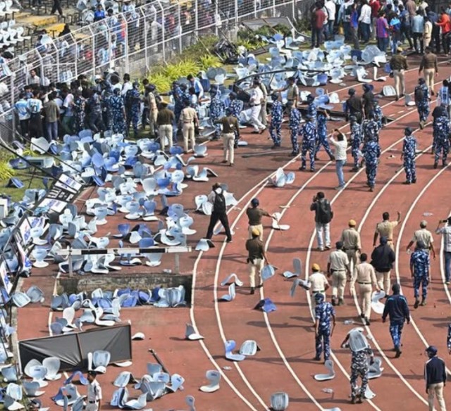 I disordini dopo l'uscita dal campo di Lionel Messi dallo Stadio di Kolkata, in India