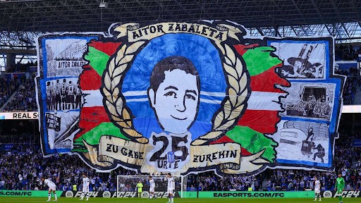 Lo striscione dei tifosi della Real Sociedad per ricordare Aitor Zabaleta