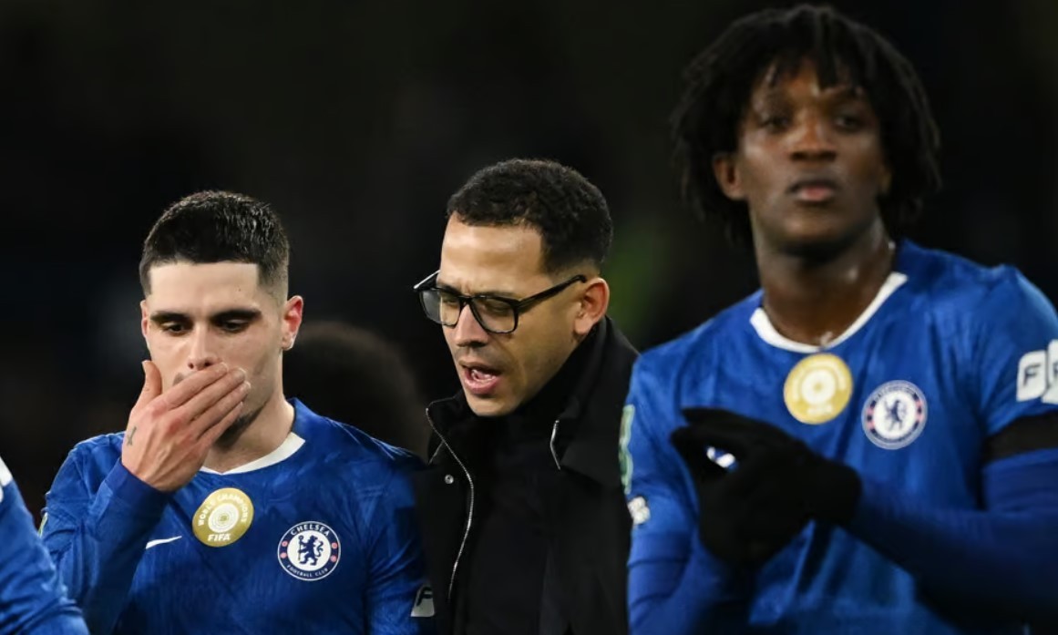 Rosenior con i giocatori del Chelsea