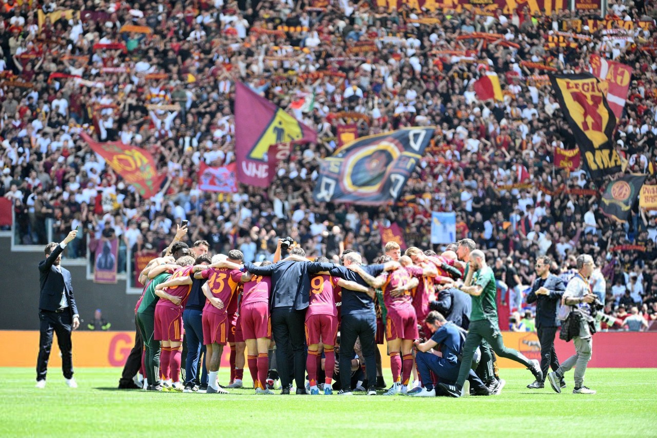 La squadra riunita a centrocampo dopo il derby