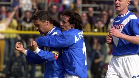 Filippini abbraccia Roberto Baggio, a destra Igli Tare