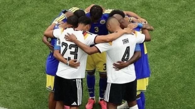 I giocatori della Germania e del Curaçao uniti in preghiera dopo la partita dei Mondiali
