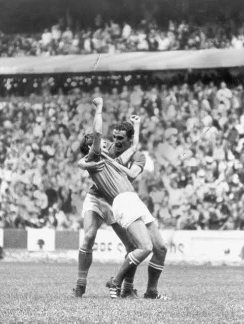 Un abbraccio storico, a Messico 1970