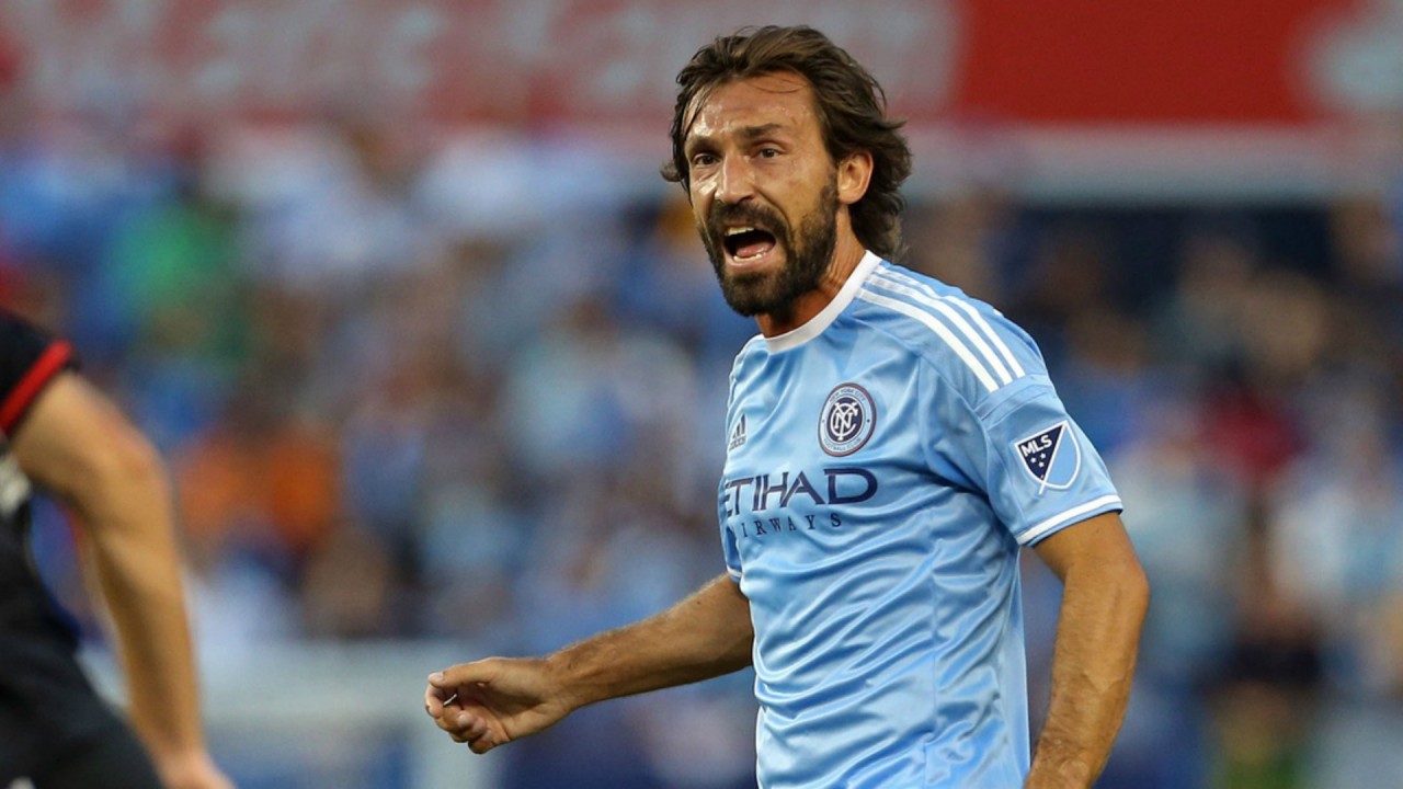 Andrea Pirlo con l'ultima maglia da calciatore della sua carriera, quella del New York City