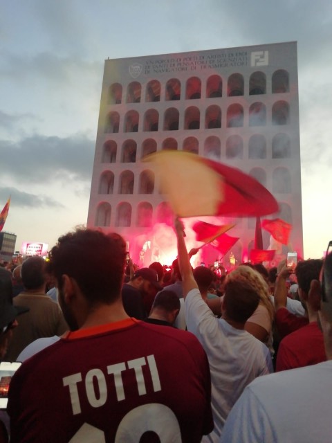 I tifosi della Roma alla presentazione di Dybala. Foto Il Catenaccio