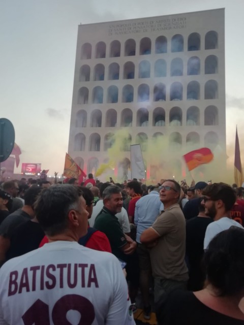 I tifosi della Roma alla presentazione di Dybala. Foto Il Catenaccio