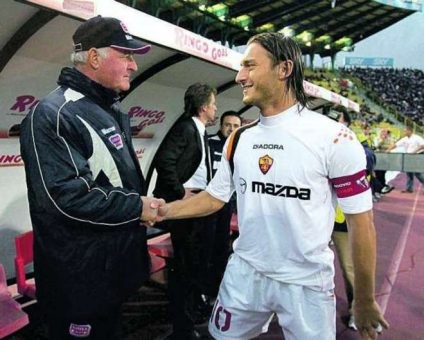 Carlo Mazzone con Francesco Totti, da avversari, ma solo sulla divisa. Fonte foto: Pagine Romaniste