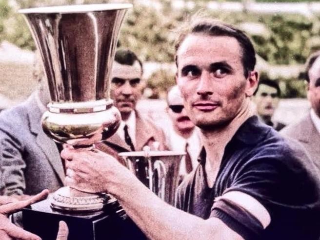 Kurt Hamrin con la Coppa Italia, ai tempi della Fiorentina