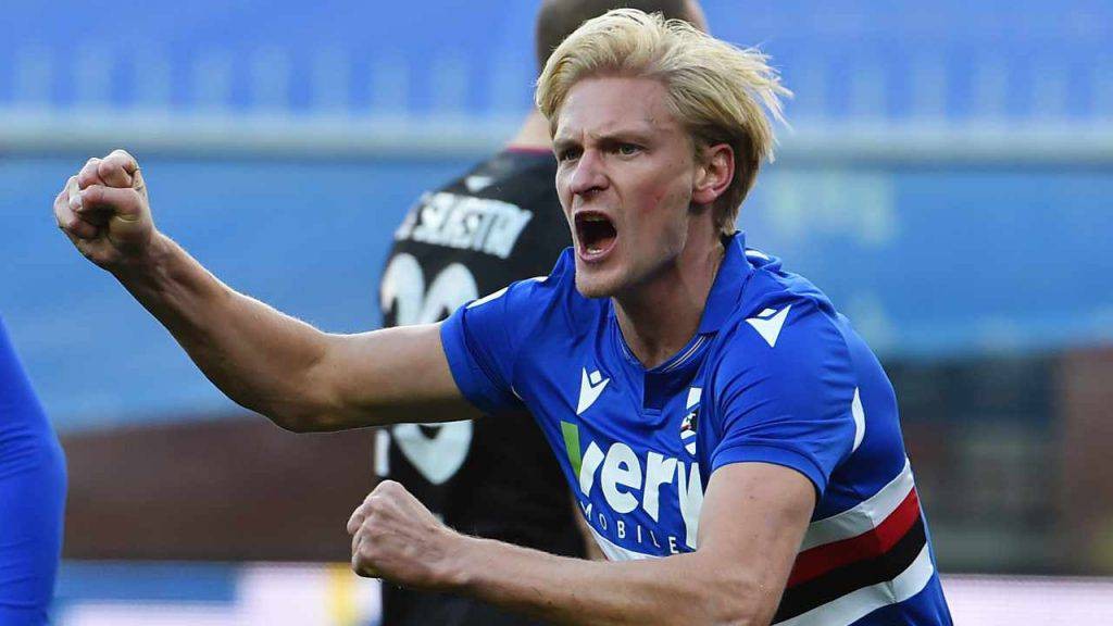 Morten Thorsby esulta, con la maglia della Sampdoria