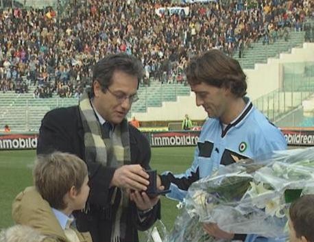 Julio Velasco premia Roberto Mancini, allo Stadio Olimpico di Roma