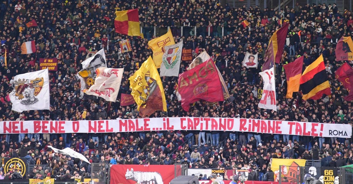 Lo striscione della Curva Sud a sostegno di Lorenzo Pellegrini, aprile 2023