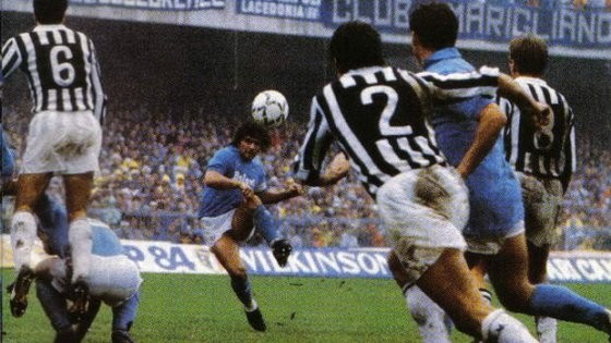 La storica punizione di Maradona contro la Juventus