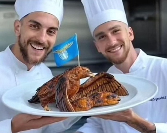 Una delle tante immagini create dalla IA a tema derby, con Pellegrini e Saelemaekers