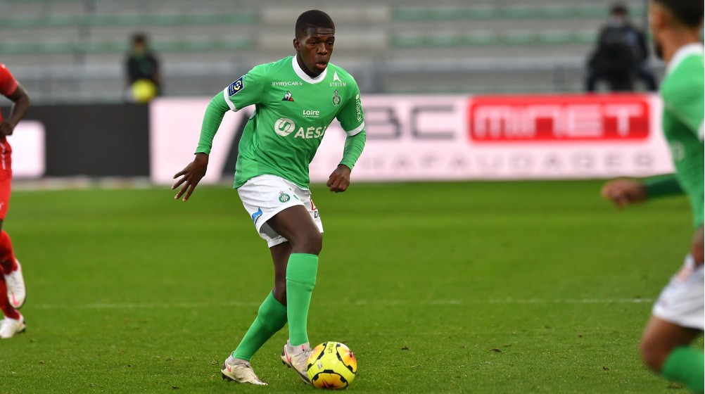 Lucas Gourna Douath con la maglia del Saint Etienne